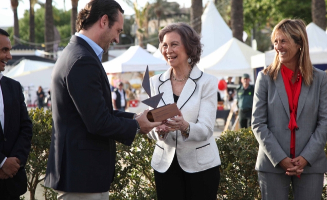 El presidente de las Illes Balears, José Ramón Bauzá, hace entrega a Su Majestad la Reina del galardón de la II Edición del Premio Marcial Sánchez Bar